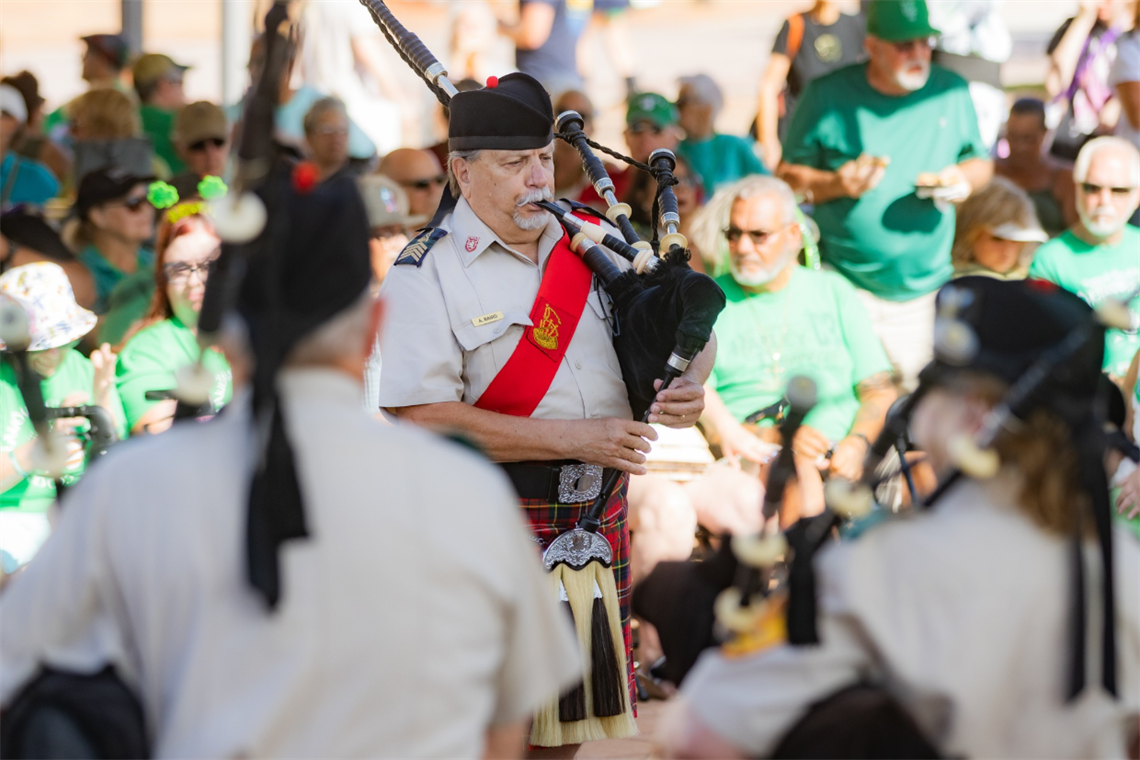 Irish-Fest-bagpipes-player.png